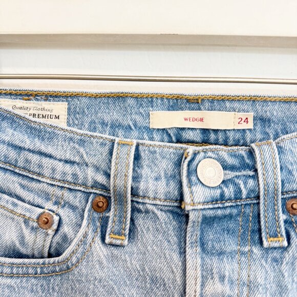 Levi’s Wedgie Icon Button Fly Blue Jeans Casual Boho Classic Light Wash Denim 24 - Picture 5 of 11